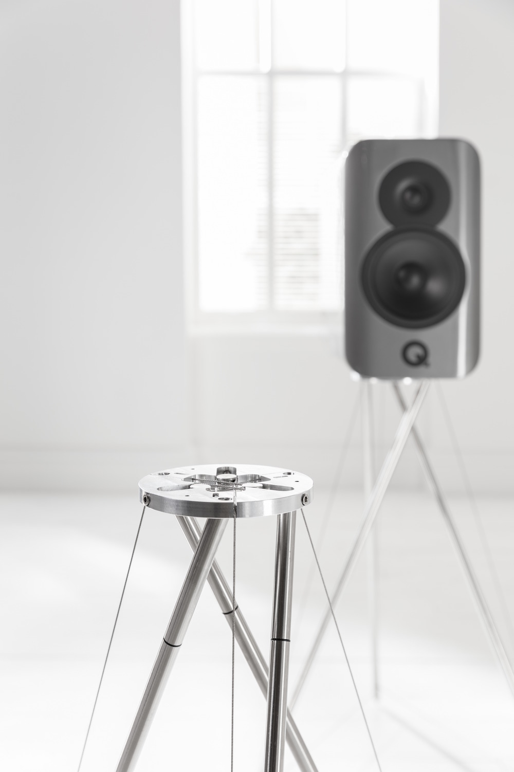 Q ACOUSTICS Concept 300 Silvery Ebony Speaker Stand Detail